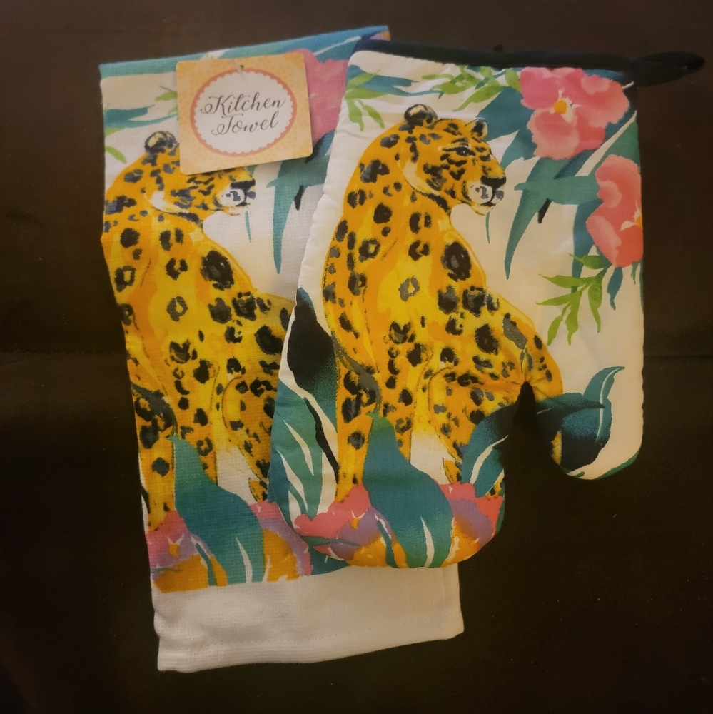 Mainstream International Leopard Kitchen Towel and Pot Holder NWT